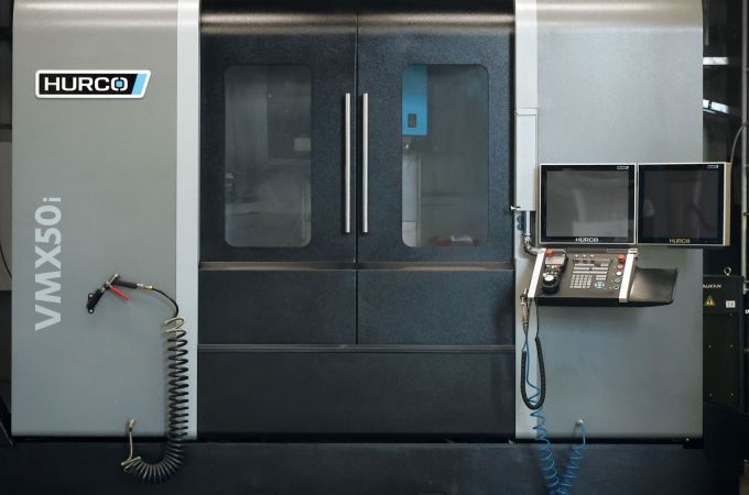 Bearbeitungswege: X-Achse=1.270 mm/Y-Achse=660 mm/Z-Achse=610 mm. Direktes Einlesen von DXF-Dateien